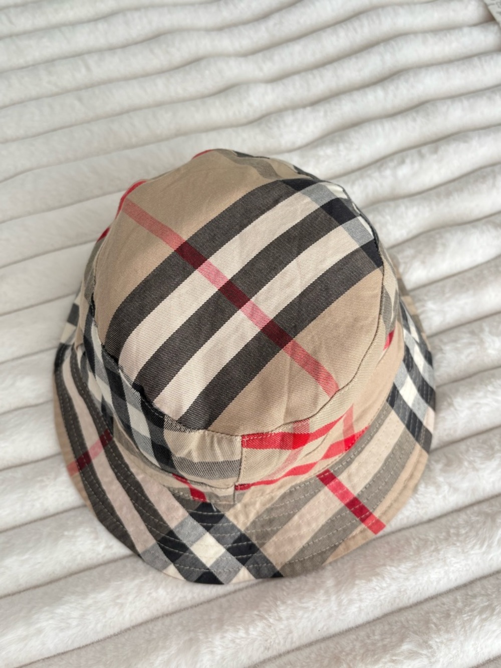 Burberry Classic Plaid Bucket Hat Reversible - Picture 3 of 10